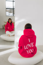 Load image into Gallery viewer, OVERSIZE BRĪVDIENU TĒRPS - I LOVE YOU, VIVA MAGENTA