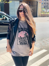 Load image into Gallery viewer, UNISEX oversize T-krekls, LIEPĀJAS vaibs, sand