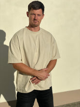 Load image into Gallery viewer, UNISEX oversize T-krekls, AIZPUTES vaibs, sand