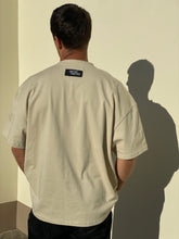 Load image into Gallery viewer, UNISEX oversize T-krekls, AIZPUTES vaibs, sand