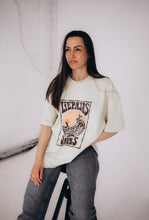 Load image into Gallery viewer, UNISEX oversize T-krekls, LIEPĀJAS vaibs, sand
